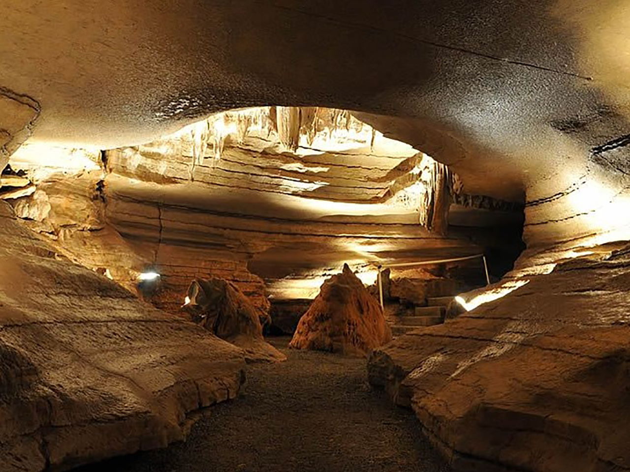 Bluff-Dwellers-Cave